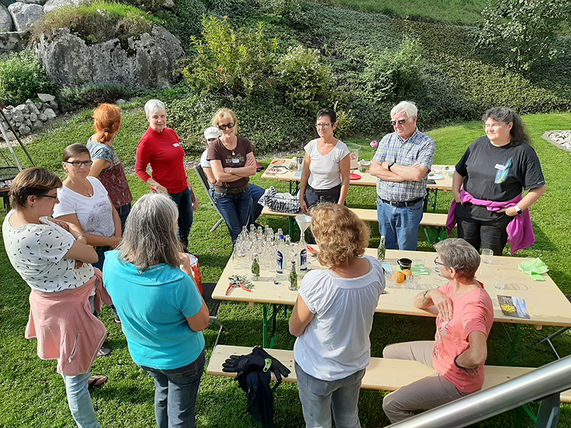 Schmutzige Hände beim Eintauchen in die Natur